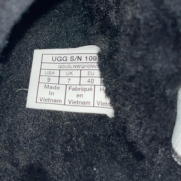 Women’s UGG® Fluff Yeah Genuine Shearling
Slingback Sandal in Black • Size 9 - Picture 8 of 12